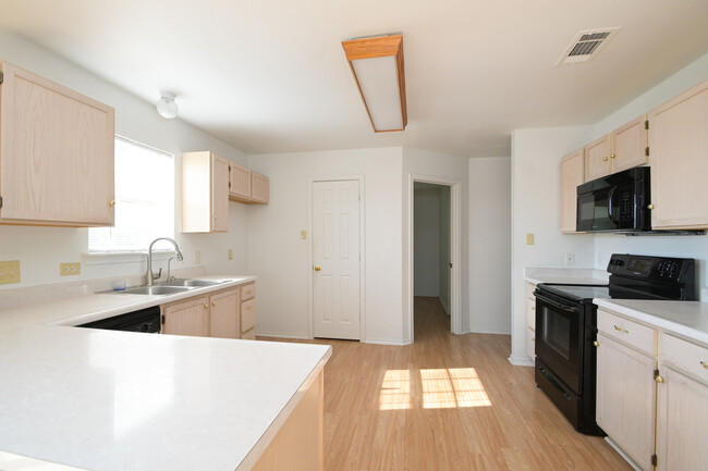 Building Photo - 716 Lago Vista St