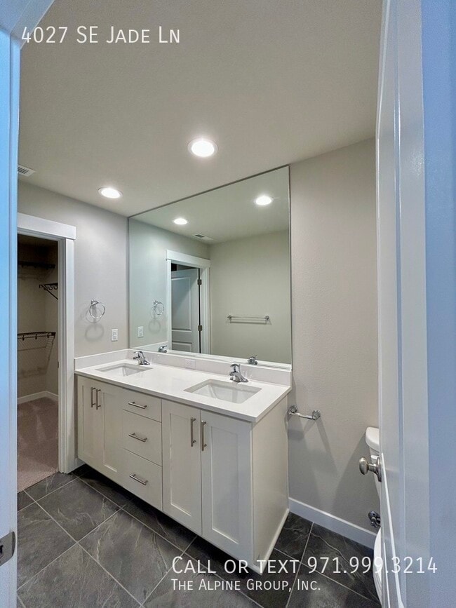 Building Photo - 4027 SE Jade Ln