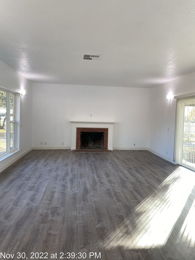 Building Photo - Country Property