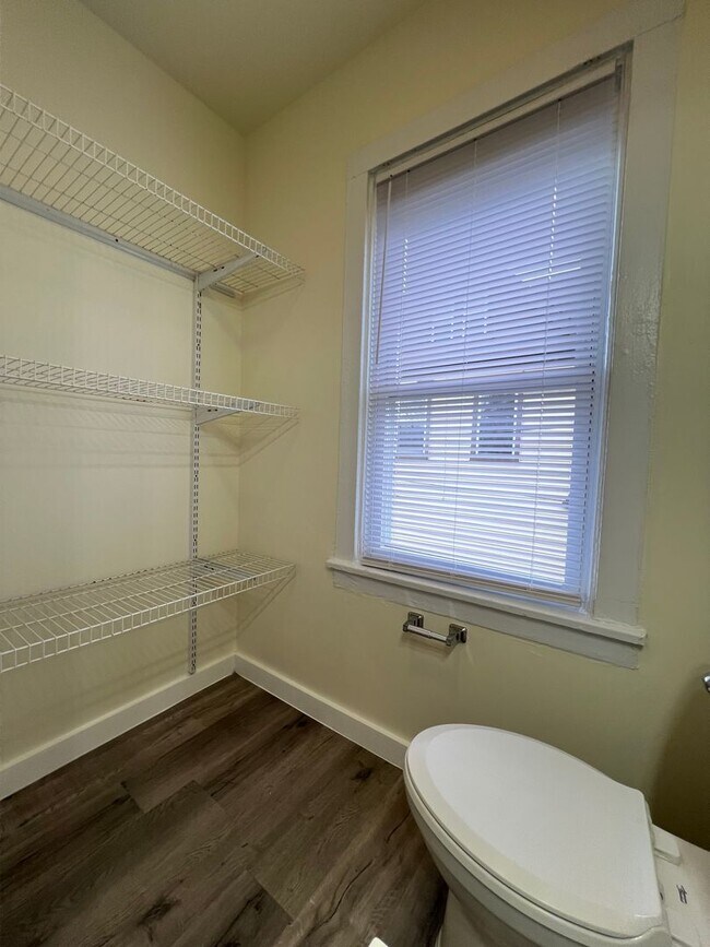 Building Photo - 3 / 4 Bedroom , 2 full Baths Apartment in ...