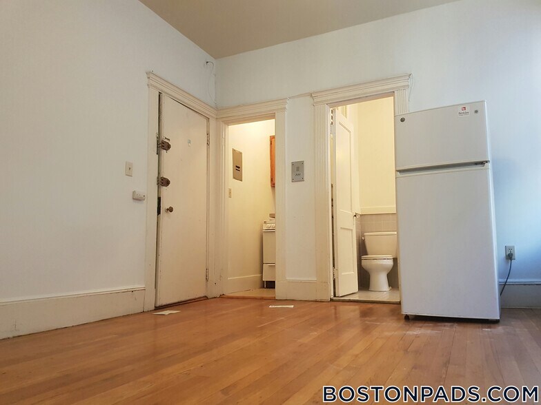 Building Photo - 28 Westland Ave