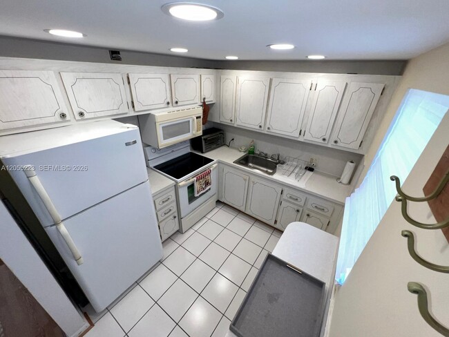 Building Photo - 312 Mansfield G