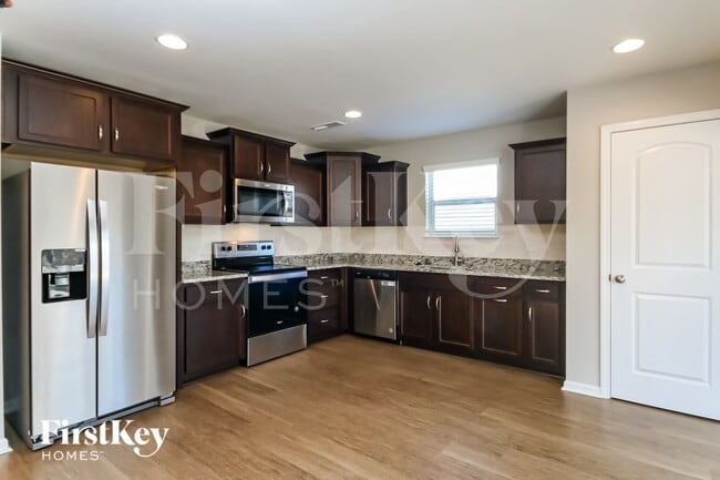 Building Photo - 10112 Holly Park Dr