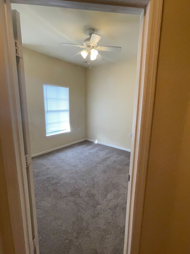 Building Photo - Beautiful 2 bedroom 2.5 bathroom townhome
