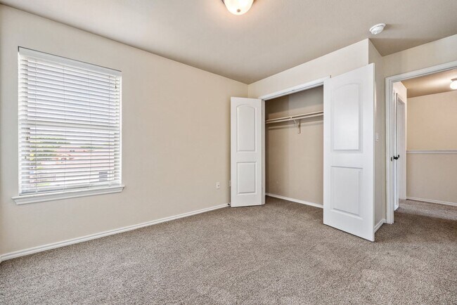 Building Photo - Available Now! Nice 3 Bedroom, 2.5 Bath Duplex located in New Braunfels!