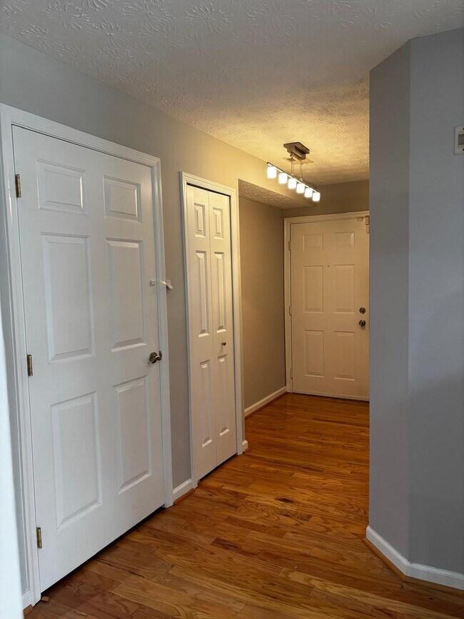 Building Photo - 3004 Hunting Ridge Dr