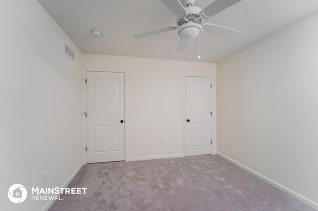 Building Photo - Town Home Available For Immediate Move In!