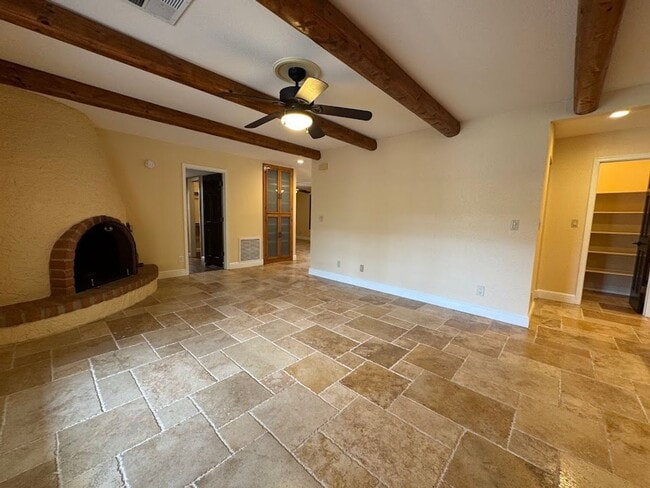 Building Photo - Modern Living Meets Outdoor Luxury in North Phoenix