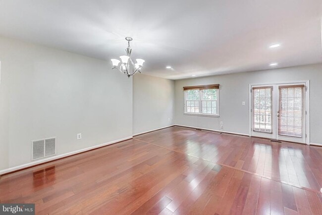 Building Photo - 3027 Mozart Dr