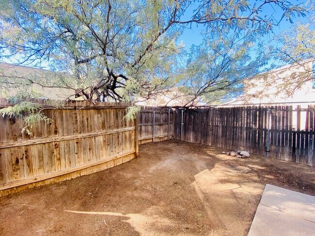 Building Photo - Spacious Townhome Style Home with Large Ya...