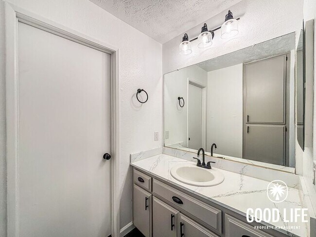 Building Photo - 6540 College Grove Dr