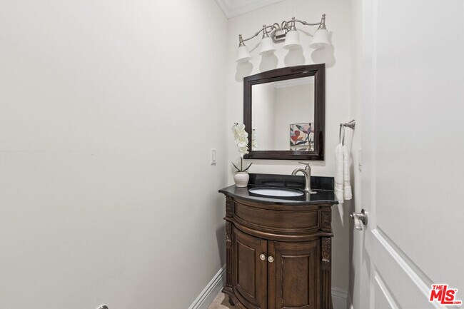 Building Photo - 1114 S La Peer Dr