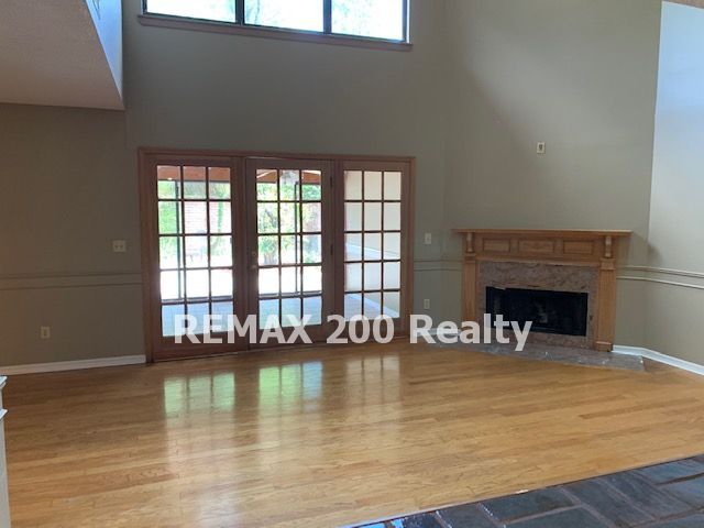 Building Photo - Beautiful Townhome in Downtown