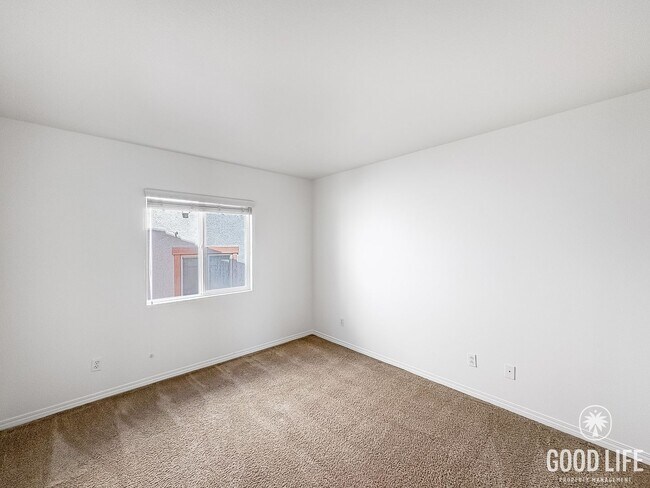 Building Photo - Stylish 4B/3BA Home with Upgraded Kitchen ...