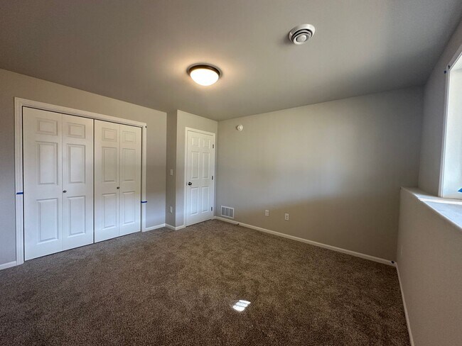 Building Photo - 4-Bedroom, 2-Bathroom Twin Home in South Fargo!