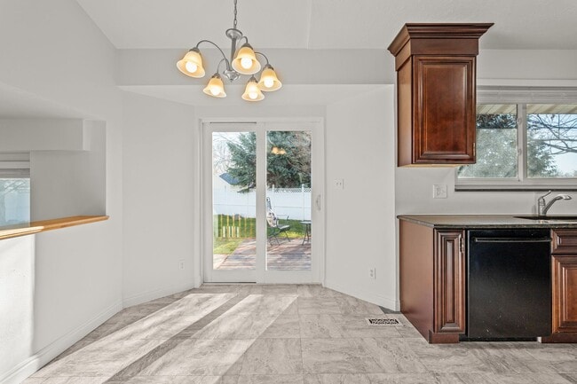 Building Photo - Spacious 4 Bedroom Home in Quiet Orem Neighborhood