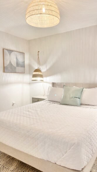 Building Photo - 2039 Monroe Ave