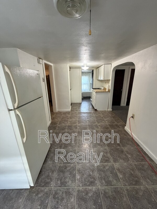 Building Photo - 853 S Douglas Ave