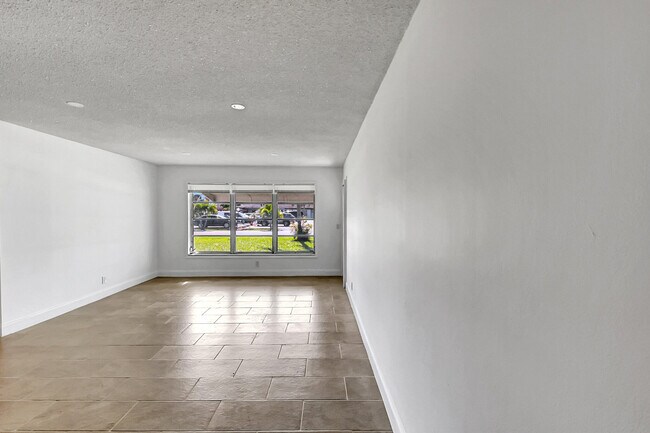 Building Photo - 735 North Dr