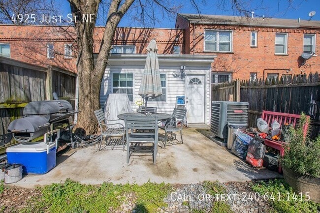 Building Photo - 4925 Just St NE