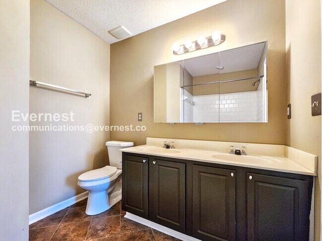 Building Photo - 2521 Heyoak Ct