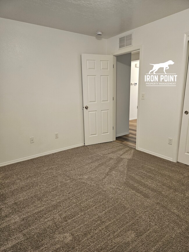 Building Photo - Move-in Ready Home w/new paint & flooring ...