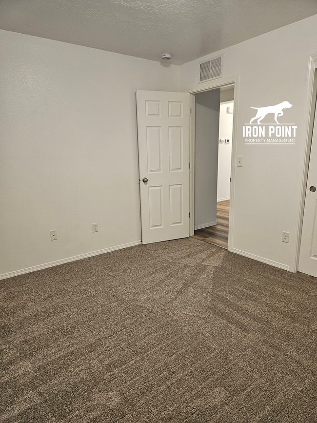 Building Photo - Move-in Ready Home w/new paint & flooring throughout, 2 car garage.