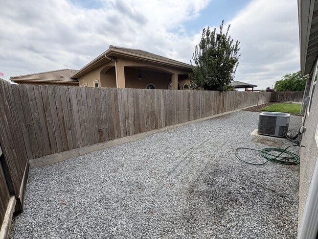 Building Photo - Tulare Home coming soon!