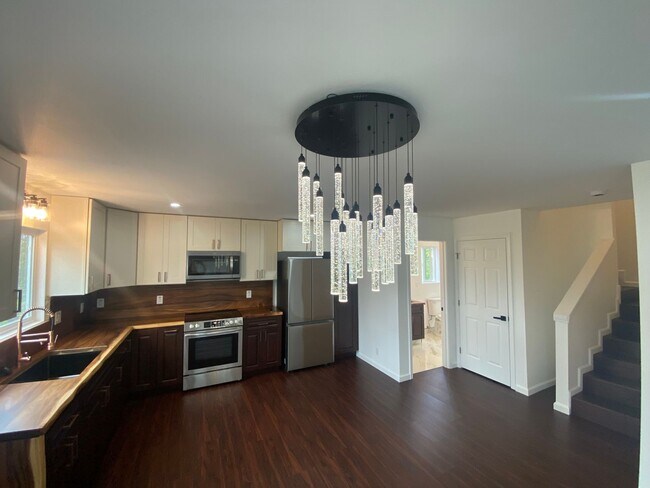 Building Photo - 3BR/2BA Two-Story Home in Ainaloa – Fenced & Gated