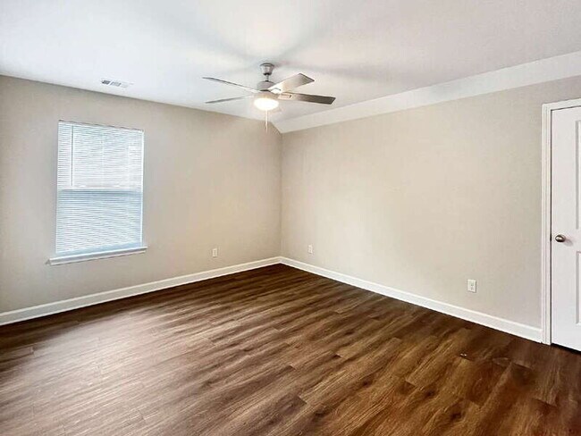 Building Photo - 39 Travis St