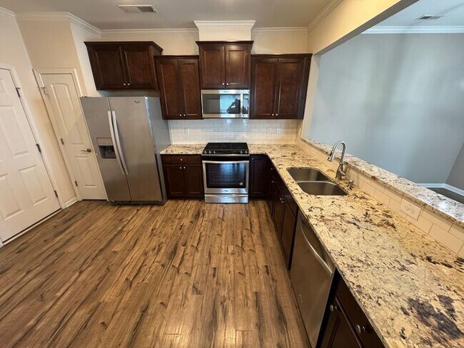Building Photo - Like new 3 Bedroom townhouse with 2 car ga...
