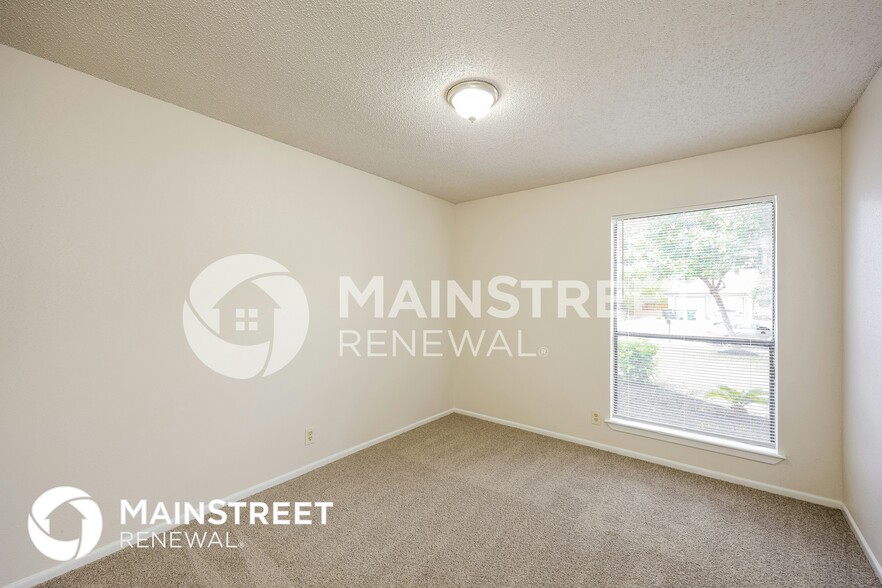 Building Photo - 2755 Knoll Tree St