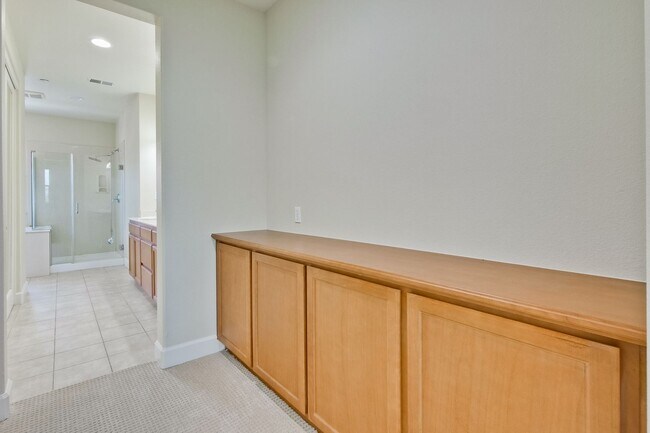 Building Photo - Excellent 4 Bed 2.5 Bath Town Home!