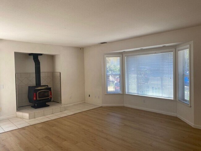 Building Photo - Roomy 3 Bedroom 2 Bathroom Home Walk to Do...