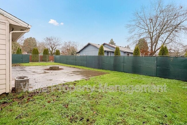 Building Photo - 389 Appleblossom Ave N