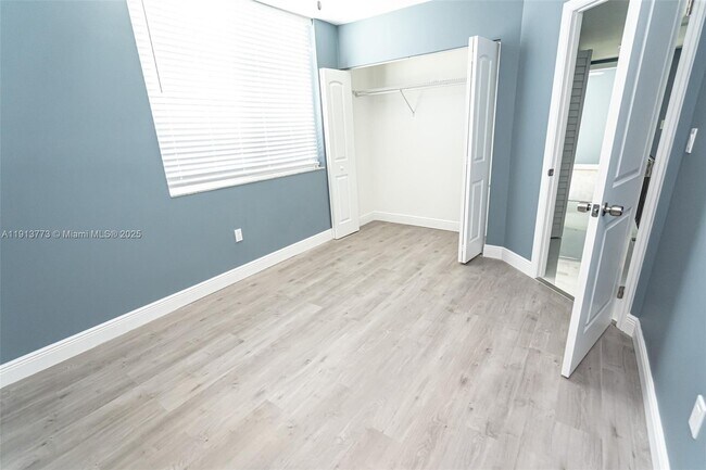 Building Photo - 1070 W 43rd Pl