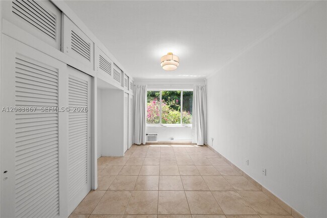 Building Photo - 4720 Pine Tree Dr