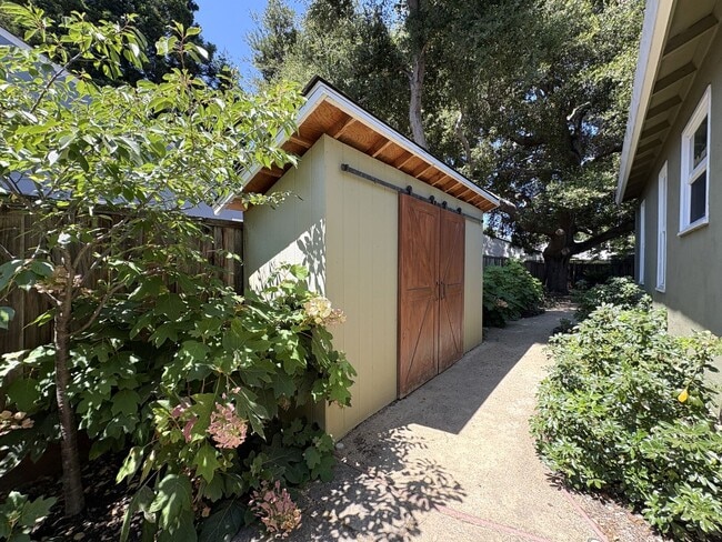 Building Photo - Beautiful 4BD/2BA Menlo Park Home with Lar...