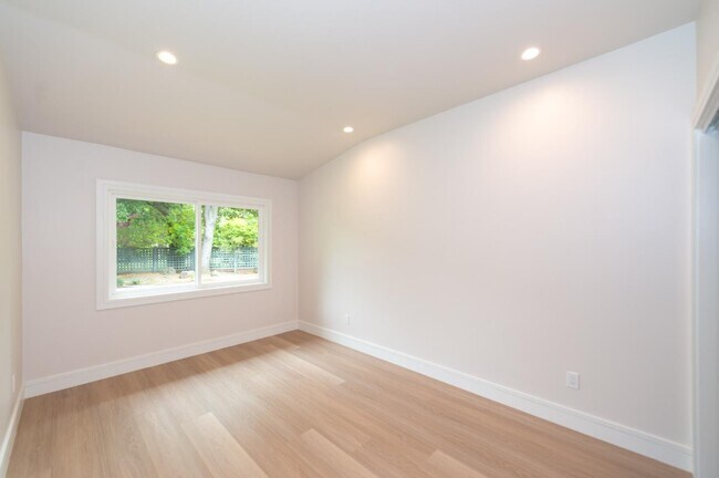 Building Photo - 9 Odell Pl