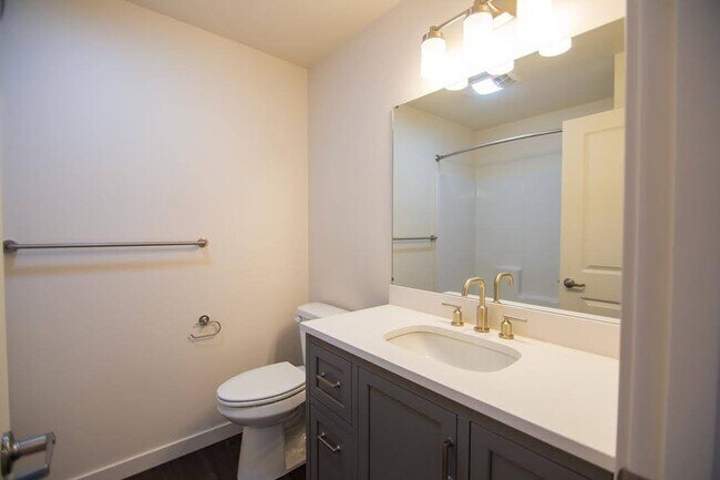 Building Photo - S St 7 plex