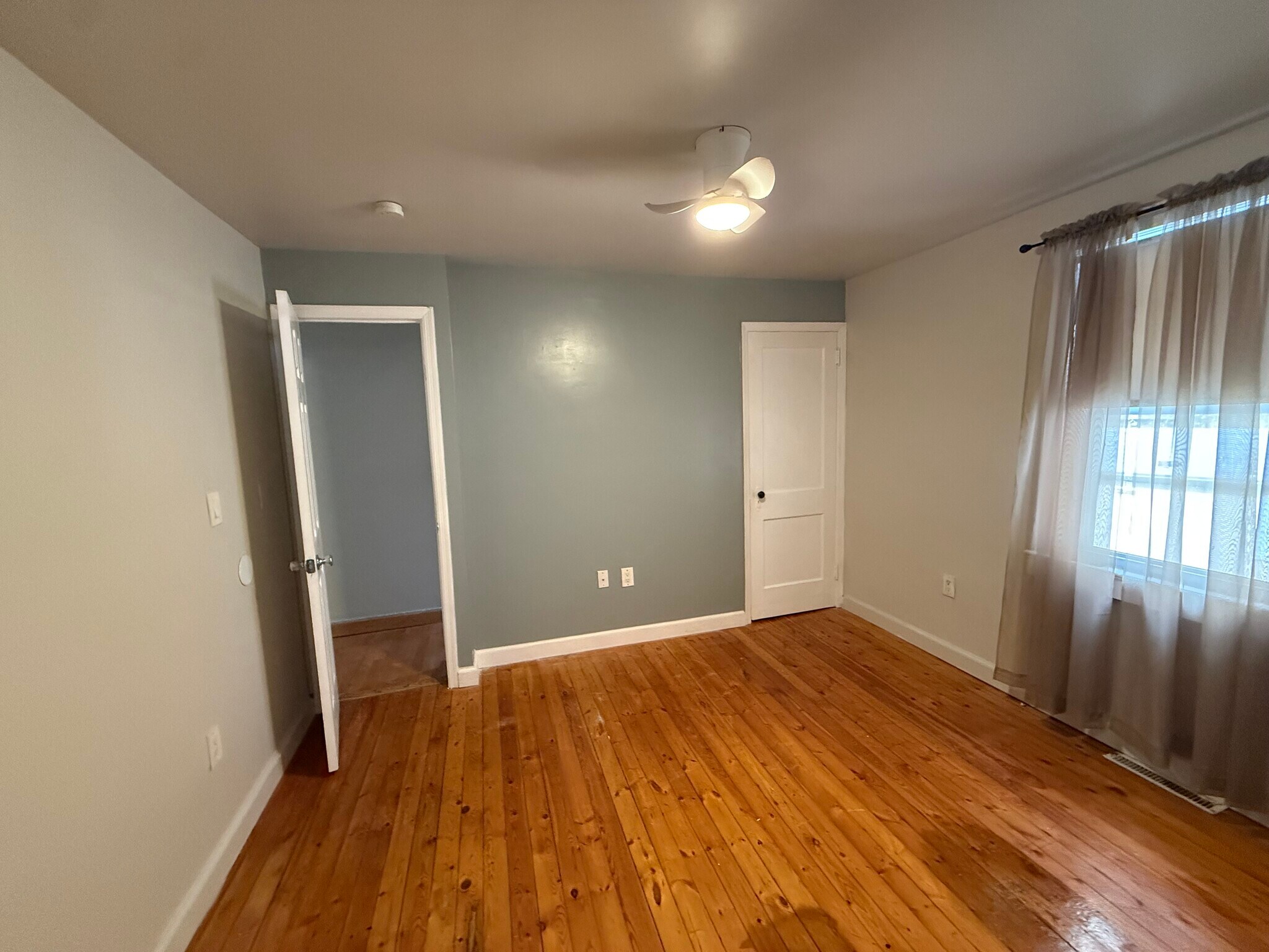 bedroom - 28 Lake Rd