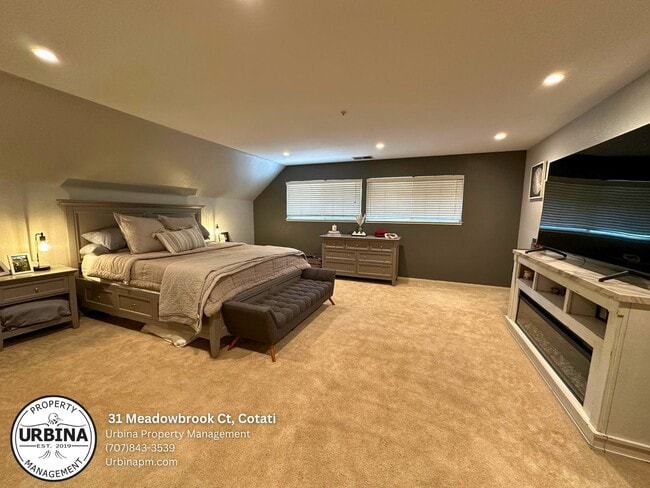 Building Photo - Bright and Spacious 3 Bedroom Townhome in ...