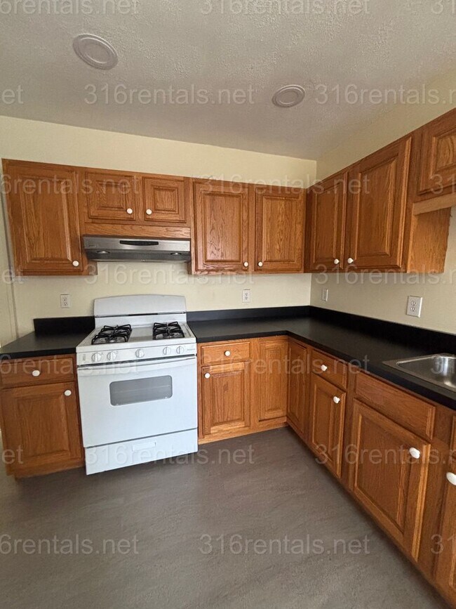 Building Photo - 3 bed 1 bath available NOW!