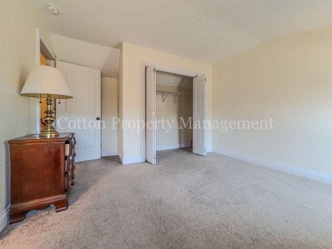 Building Photo - 102 Blossom Cir