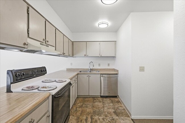 Building Photo - 900 N Wesglenn Cir