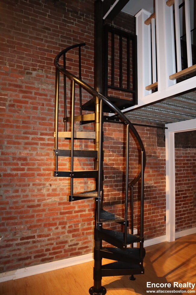 Building Photo - 254 Friend St