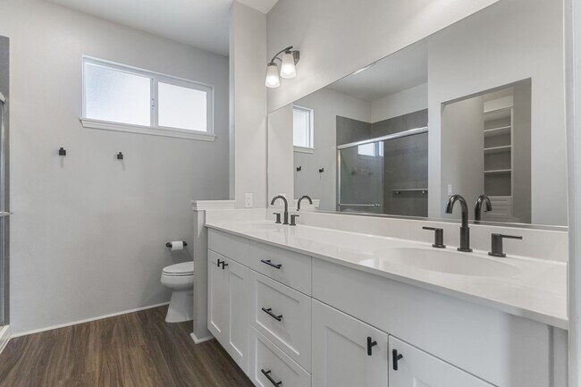 Building Photo - Bright 4-Bedroom Pet-Friendly Golf-Course ...