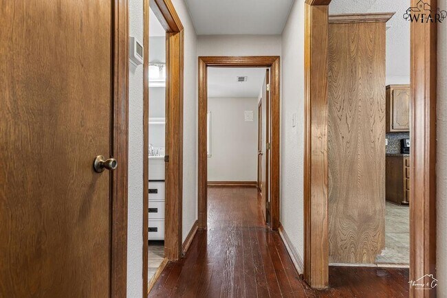 Building Photo - 803 S Wall St