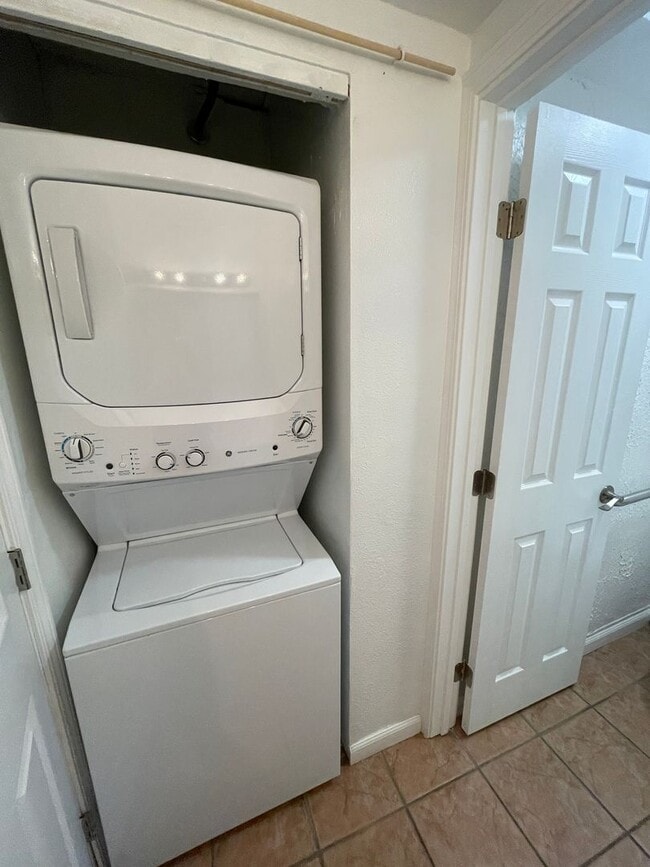 Building Photo - Royal Kahana Top Floor 2 bed/2bath