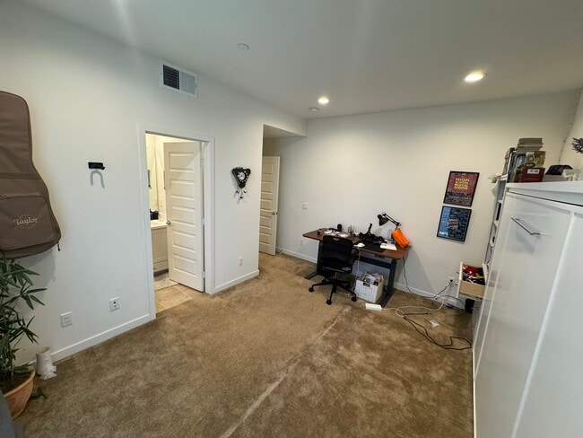 Building Photo - Beautiful, Modern 3BR/3.5BA Condo in the H...